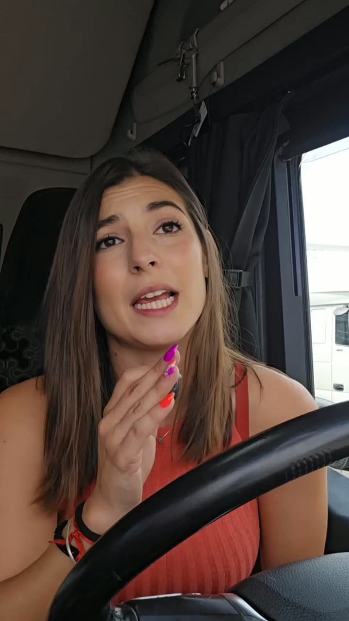 Ainoa explica cómo son los horarios de trabajo arriba del camión