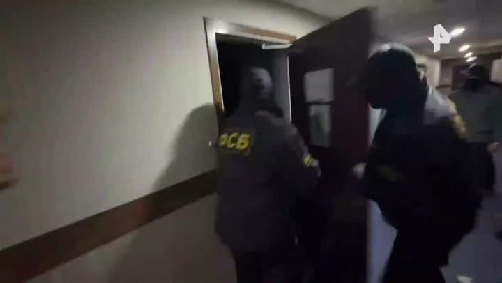 El momento de la detención del periodista japonés