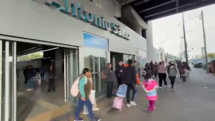 Un desperfecto en una escalera mecánica provocó la caída de 11 personas en la estación Sáenz del Belgrano Sur