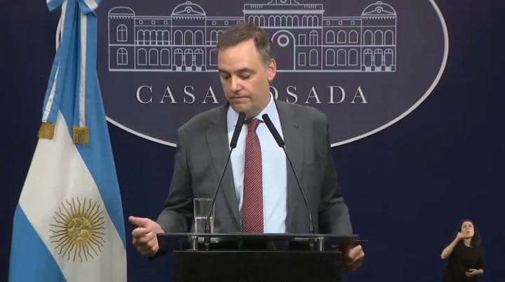 Adorni consideró "un error conceptual" el salario mínimo vital y móvil