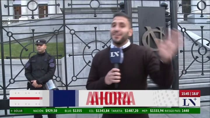 Manifestantes Dejaron Un Ataúd Con Flores En El Congreso; Diputados Define Si Aprueba La Ley Bases