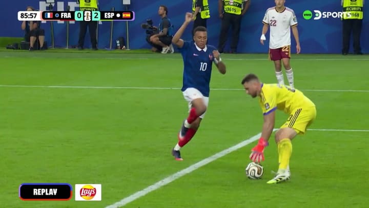 La falta de Mbappé sobre el arquero Unai Simón