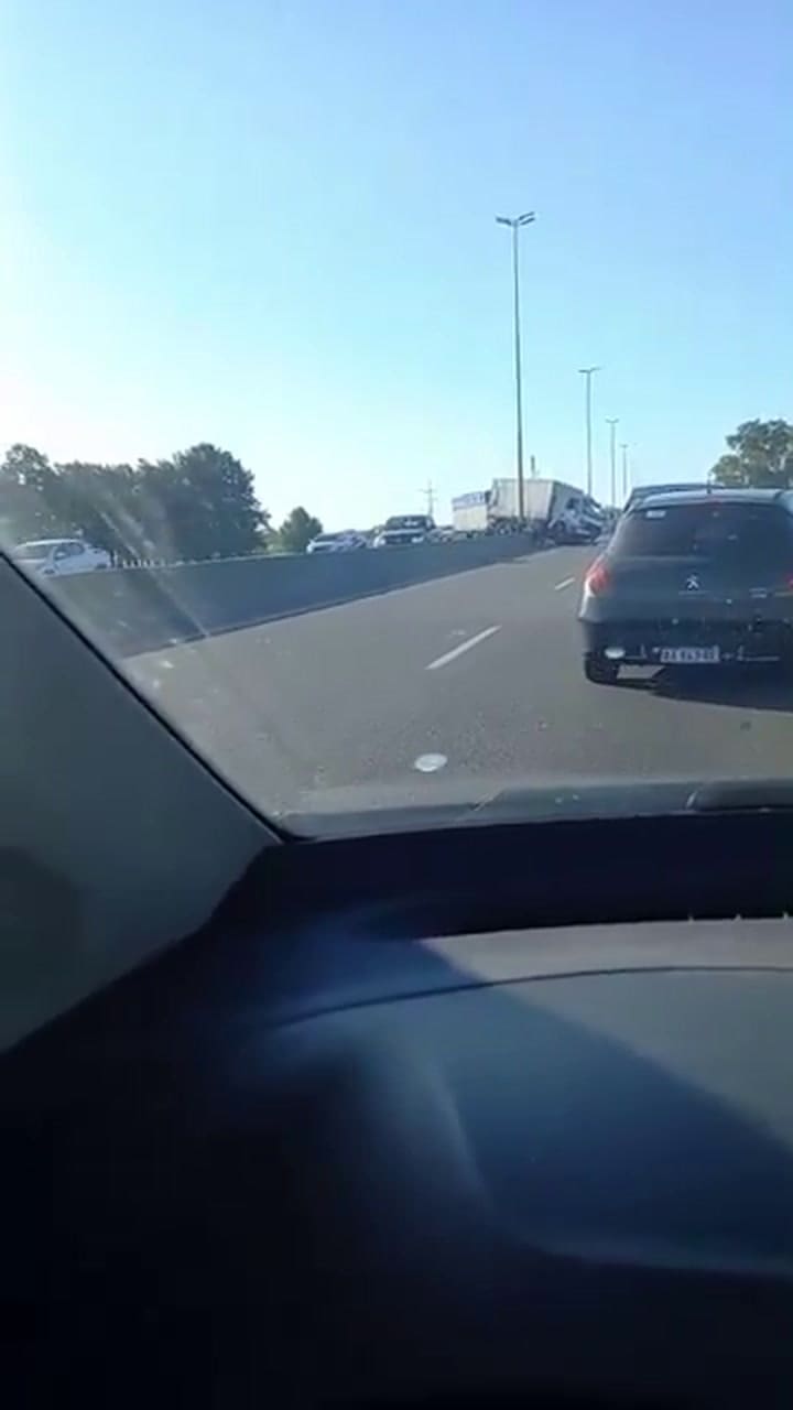 Un camión perdió el control y quedó incrustado sobre el separador que divide a la Autopista Buenos Aires-La Plata