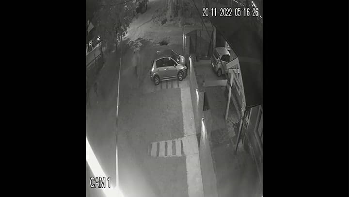 Un grupo de 20 chicos causó terror en City Bell y destrozó un auto a piedrazos