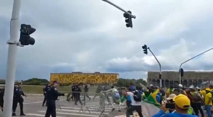 Así los seguidores de Jair Bolsonaro ingresaron a los edificios de los tres poderes