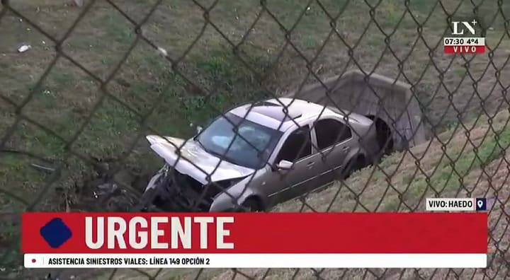 Un auto cayóen una zanja en Colectora