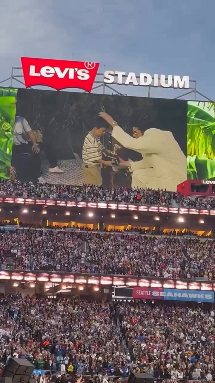 El video que compartió el niño tras recibir el Grammy de Bad Bunny en el Super Bowl