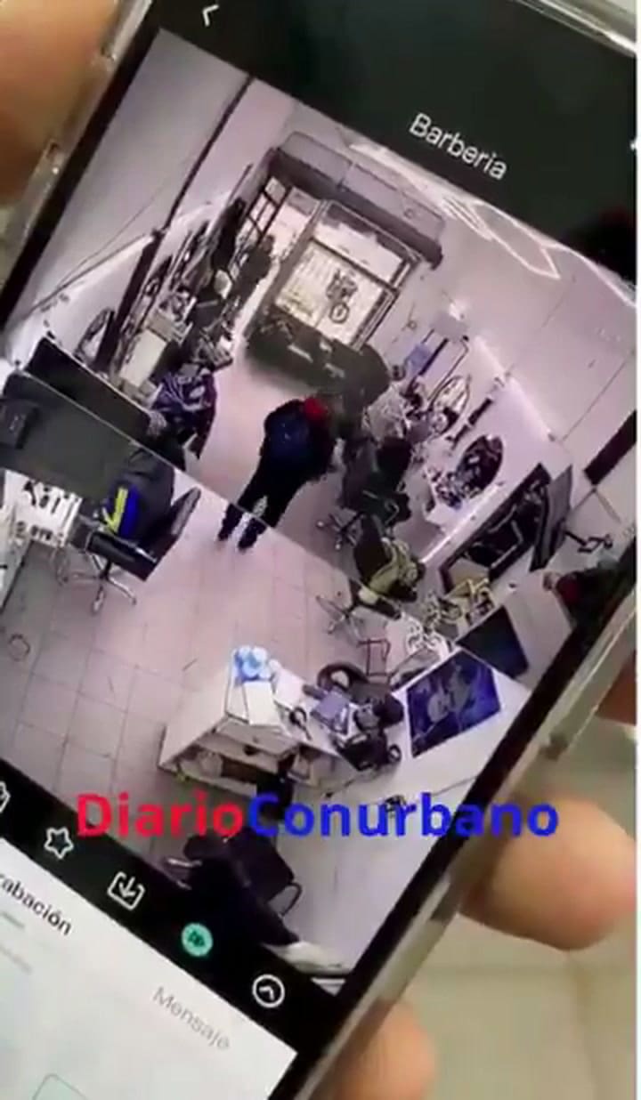 El momento en que el adolescente apuñala a la víctima - Video de Diario Conurbano