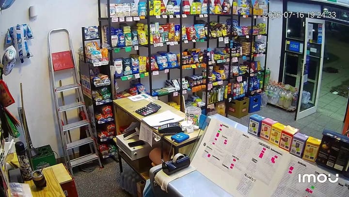 Un delincuente entró a robar a un kiosco y el empleado se defendió a botellazos en Mar del Plata
