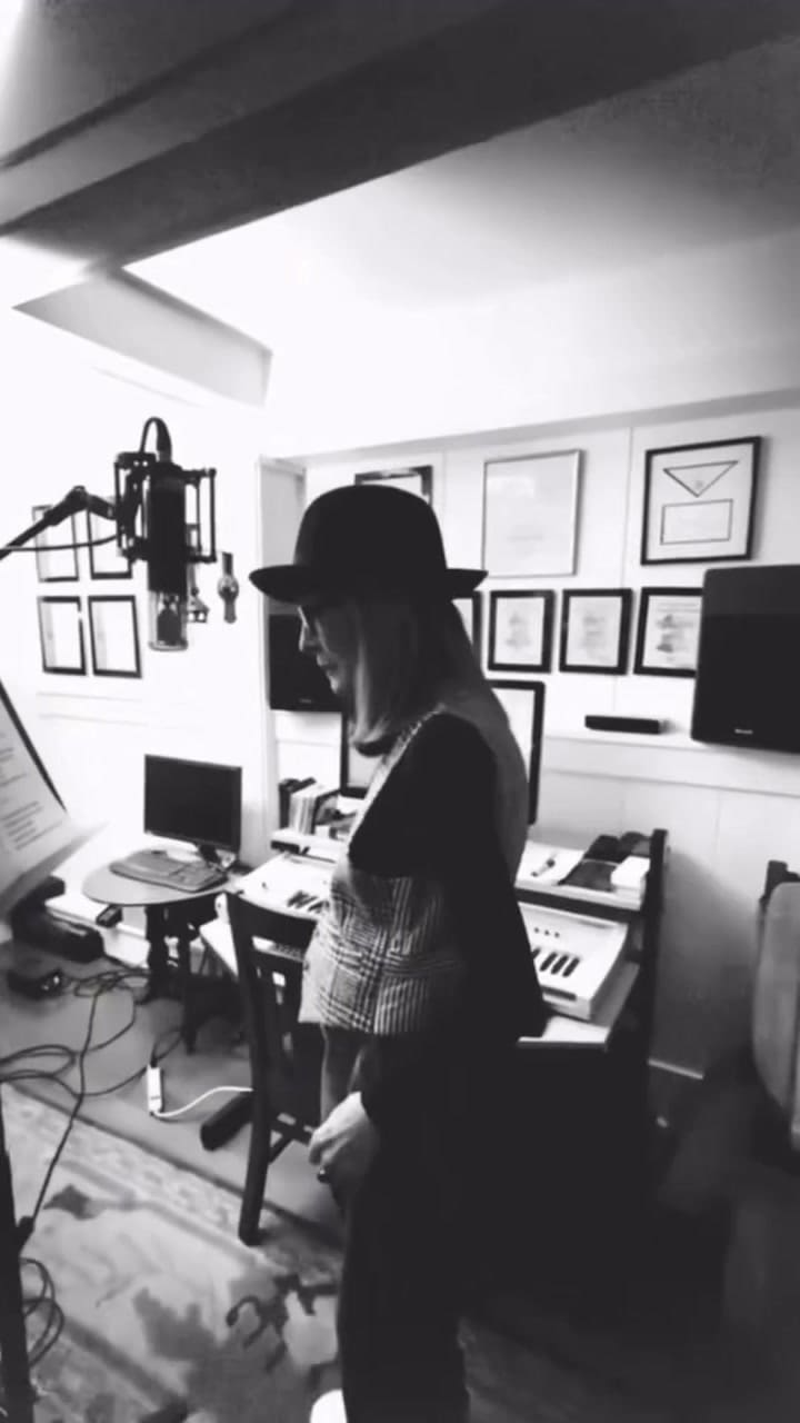 Diane Keaton grabó una canción de Navidad en 2024 junto a sus amigos