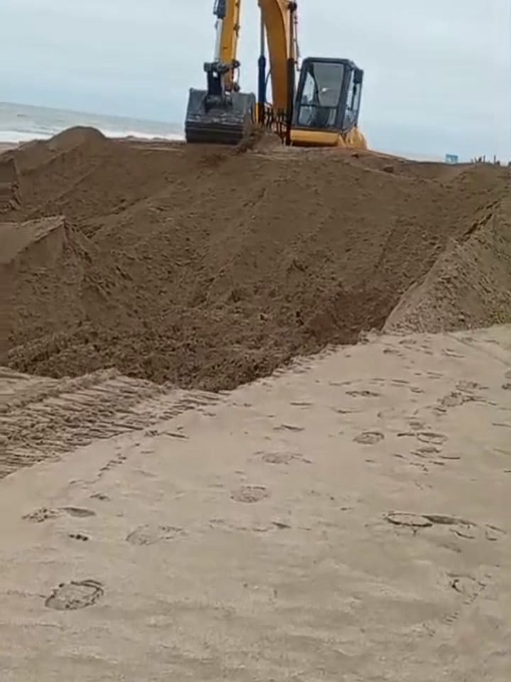 Los trabajos de la maquinaria sobre la playa