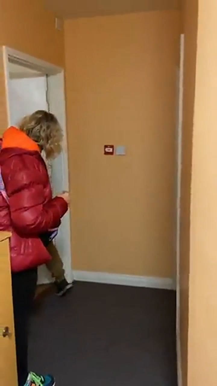 Vive en Irlanda, la madre lo visitó de sorpresa y su reacción se volvió viral en Twitter. Video/Twit