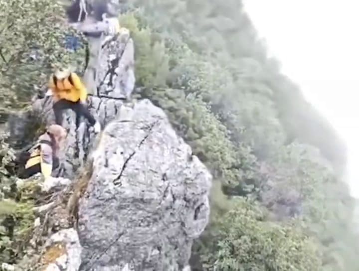 China: un turista cayó de un acantilado a 40 metros de altura mientras intentaba sacarse una selfie