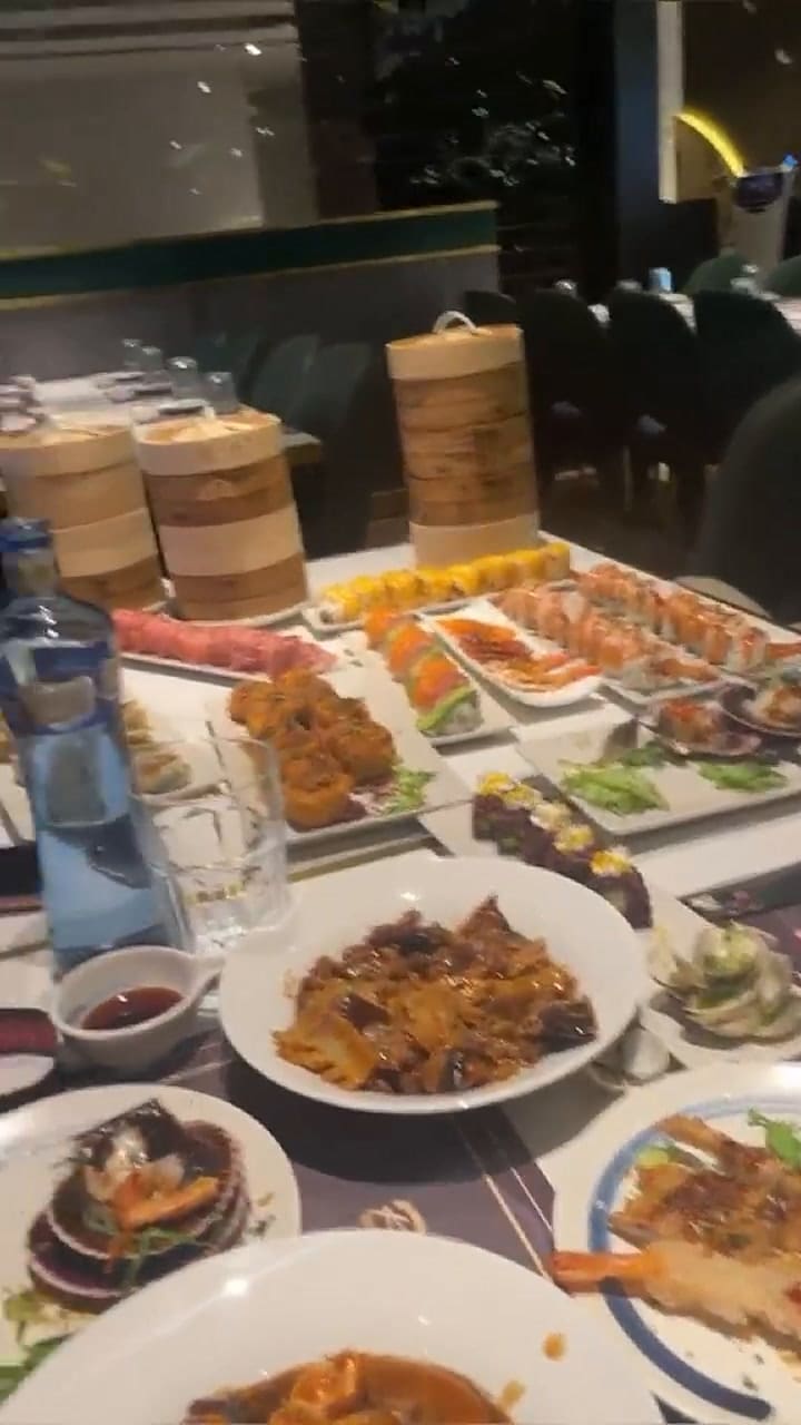 Se sirvieron toda la comida que pudieron en un tenedor libre y les cobraron una multa