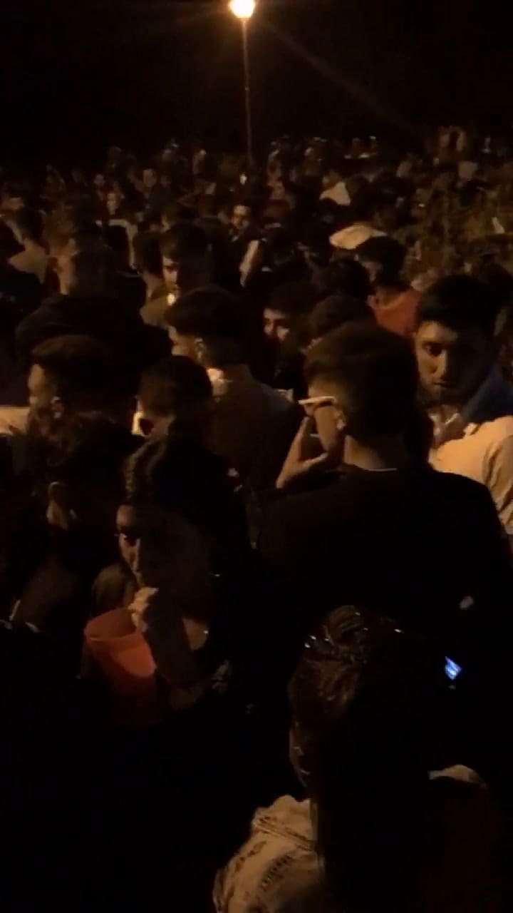 Impactante conglomeración de gente durante una fiesta clandestina al aire libre