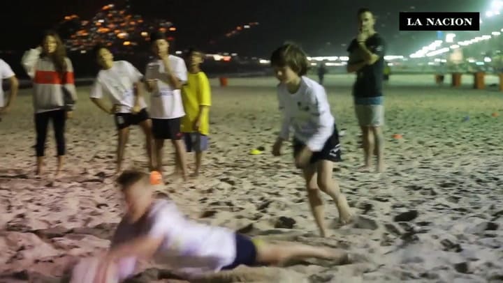 Chicos de las favelas aprenden rugby en la playa de Ipanema
