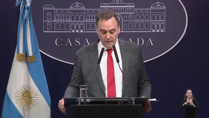 Manuel Adorni ninguneó a Diego Maradona en el “Día del Zurdo” y Dalma salió a cruzarlo en vivo