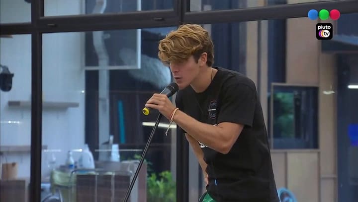 Marcos descolocó a sus compañeros con un divertido karaoke