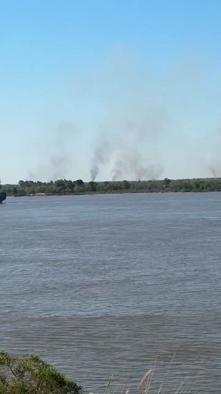Varios focos de fuego en las islas frente a Rosario (red X)