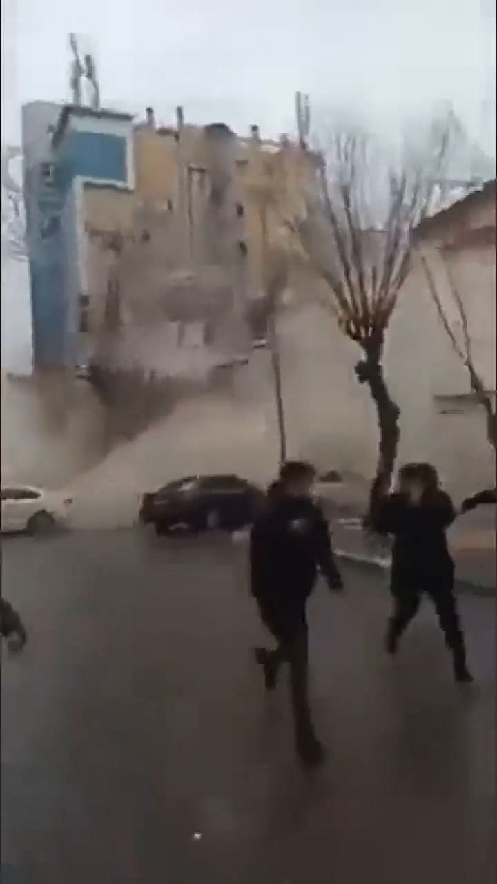 Un edificio se derrumbó horas después en Turquía.