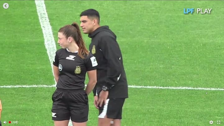 Ariadna Palacios se convirtió en la primera árbitra argentina en dirigir un partido de la B Metropolitana