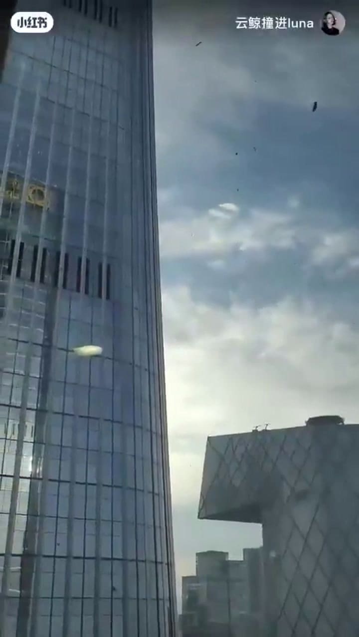 Un avión se estrelló en la torre más alta de Pekín