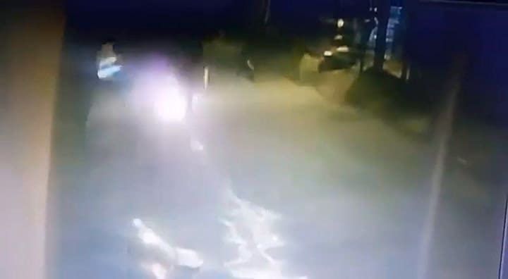 El momento en que una joven y su hijo son rociados con combustible y prendidos fuego.