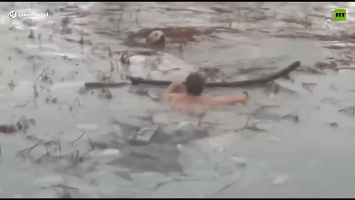 Dos guardias civiles españoles se lanzan al agua helada para rescatar a un perro