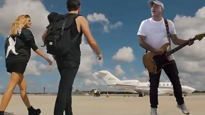 Christian Puga y Los Ladrones Sueltos | Con una rubia en el Avión