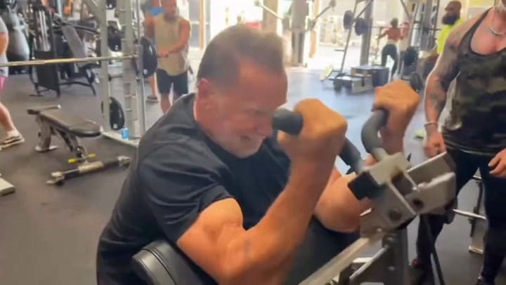 Arnold Schwarzenegger entrenando a sus 79 años