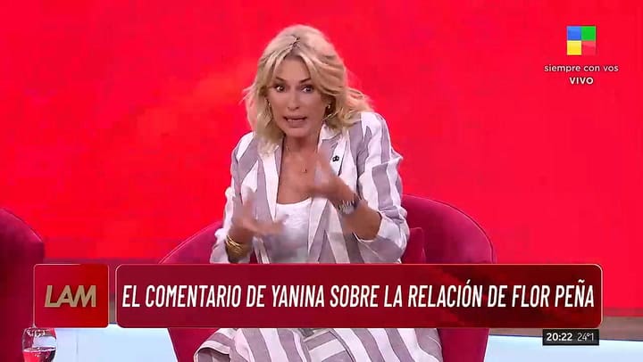 Yanina Latorre apunto contra Flor Pena