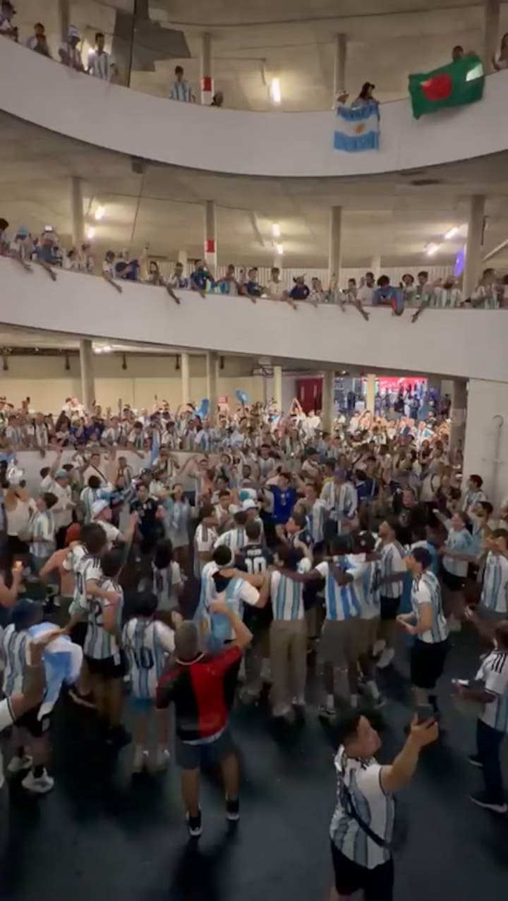 Los hinchas argentinos se quedaron alentando tras la victoria en el debut (video de Matías Boela)