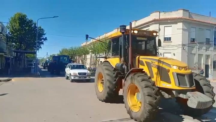 Movilización de productores en Carlos Casares reclamando por caminos rurales