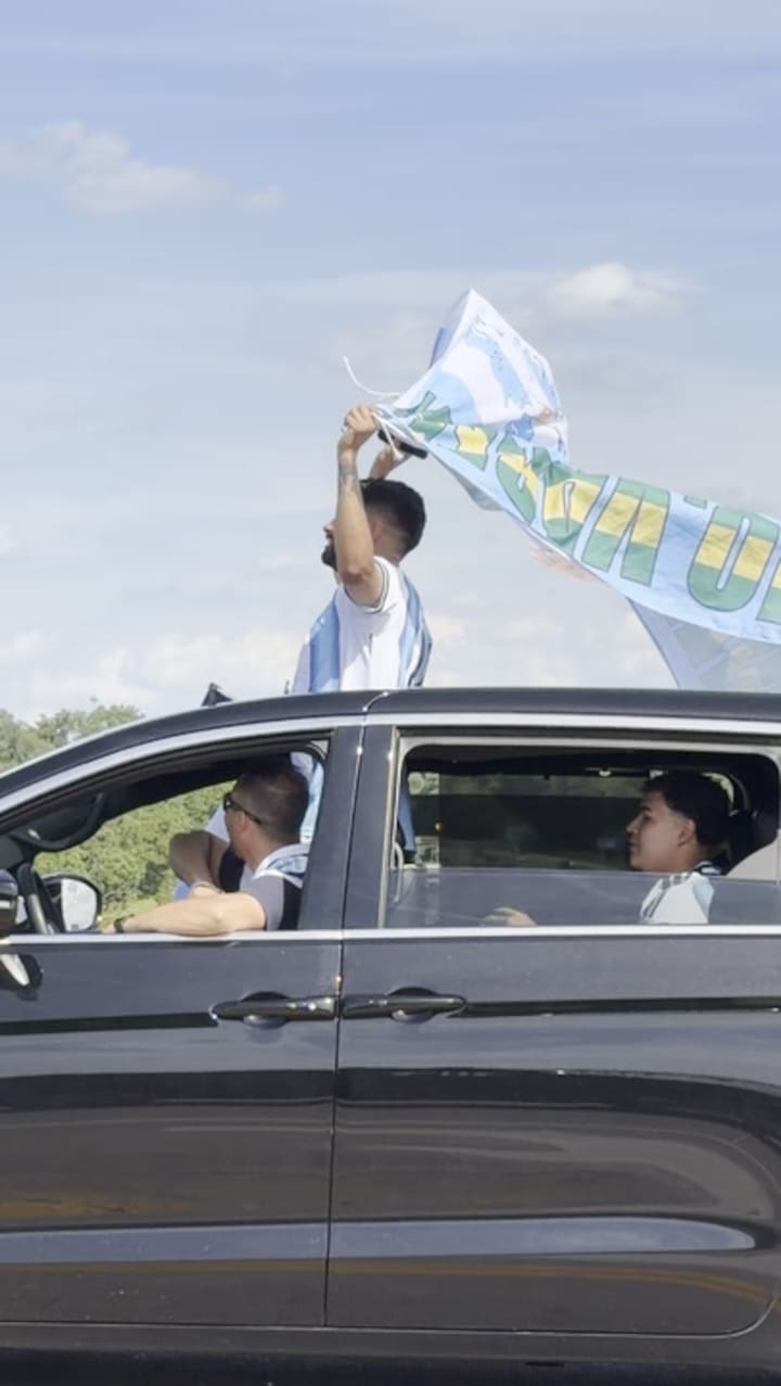 Caos de tránsito en la previa del debut mundialista de la Argentina frente a Argelia (Crédito: Matías Boela)
