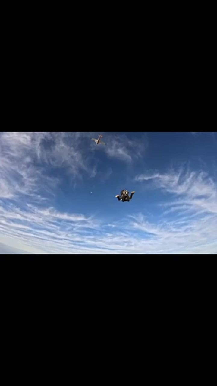 Salto de bautismo en paracaídas: cómo es la caída libre desde un avión que mezcla emoción y aventura