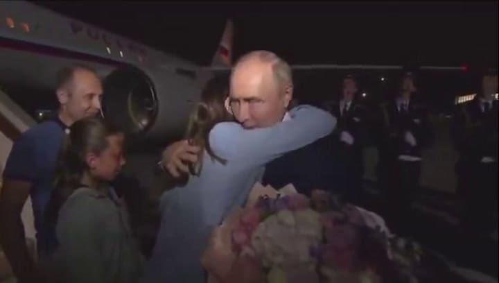 Putin le dió a la bienvenida a unos espías que regresaron al país