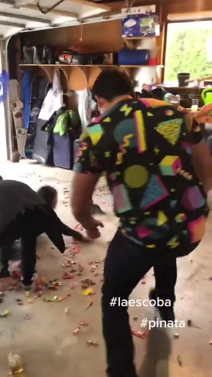 La técnica de una mujer para juntar golosinas en una fiesta