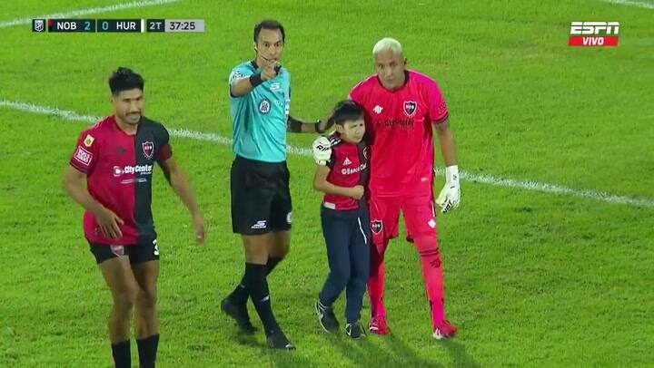 La emoción de Keylor Navas con un niño que se metió en el partido entre Newell's y Huracán