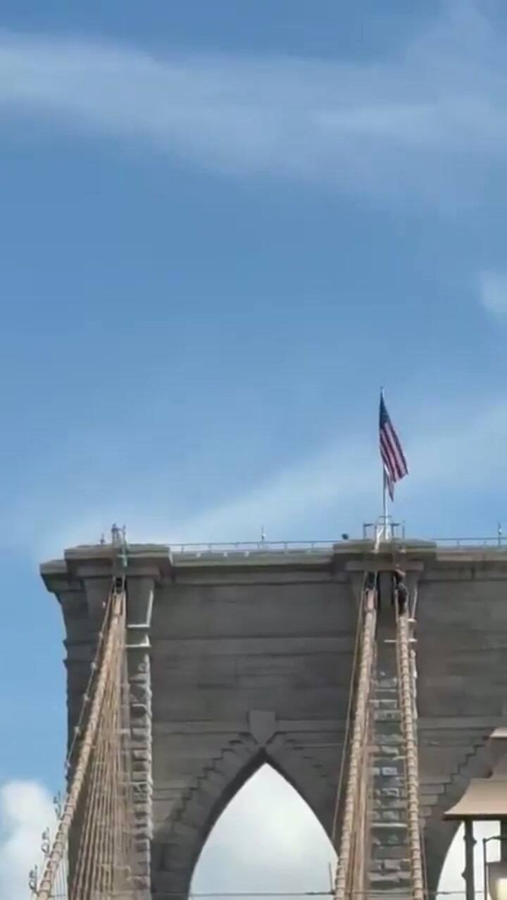Un hombre desnudo saltó desde el puente de Brooklyn con una mochila como paracaídas y sobrevivió a la caída