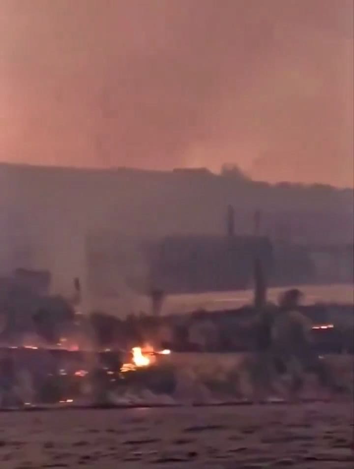 Humo denso, laderas quemadas y una costa envuelta en la sombra del fuego en Acaya, Grecia