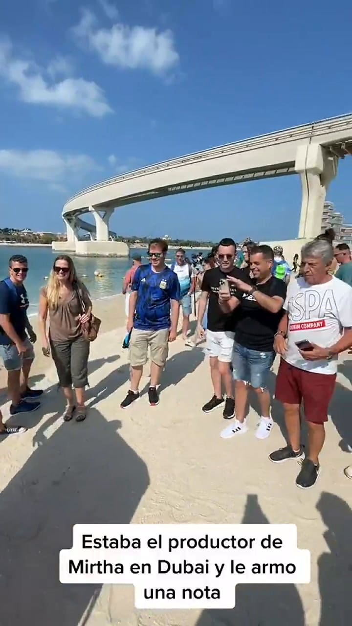Llevaron una bandera con la cara de Mirtha a Qatar y les pasó algo increíble