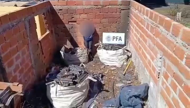 Un delincuente escapaba de la Policía en Mar del Plata, se tiró de un balcón y terminó rompiéndose la espalda
