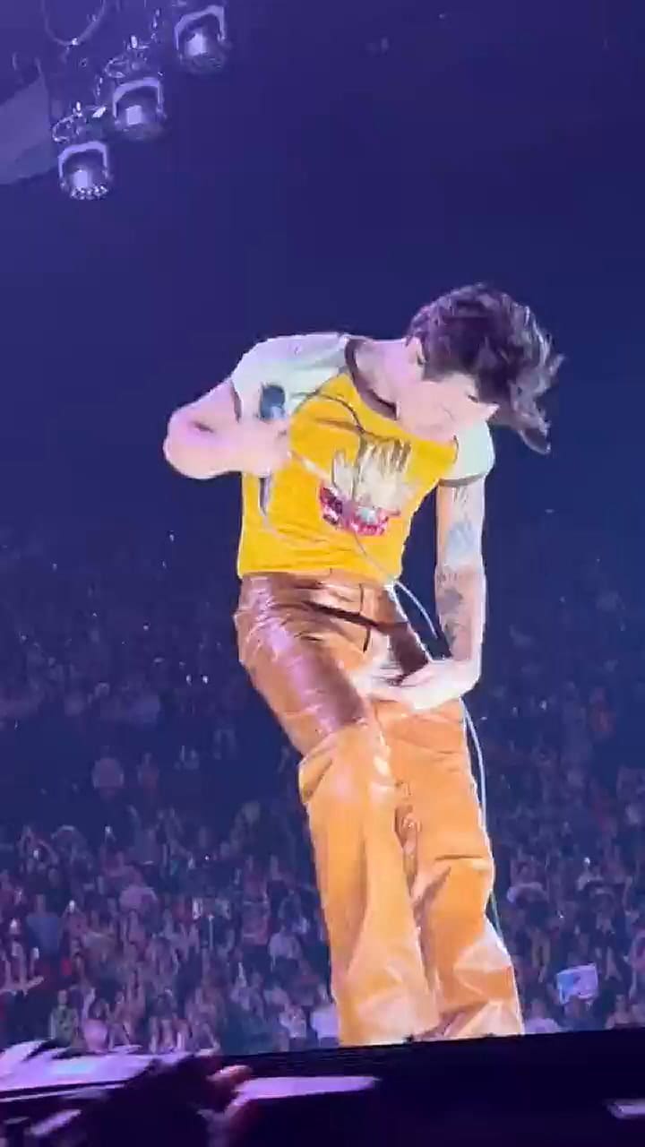 El momento en el que Harry Styles rompió sus pantalones en pleno show (Video: Twitter)