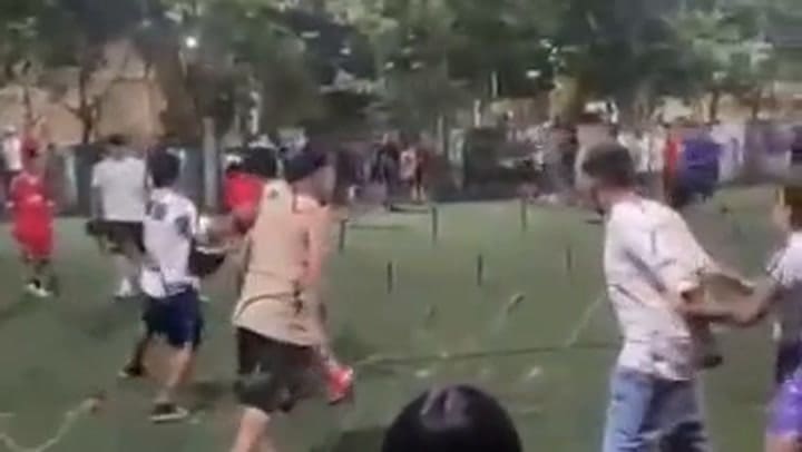 El momento en el que un joven intentó frenar una pelea a los disparos en Rosario