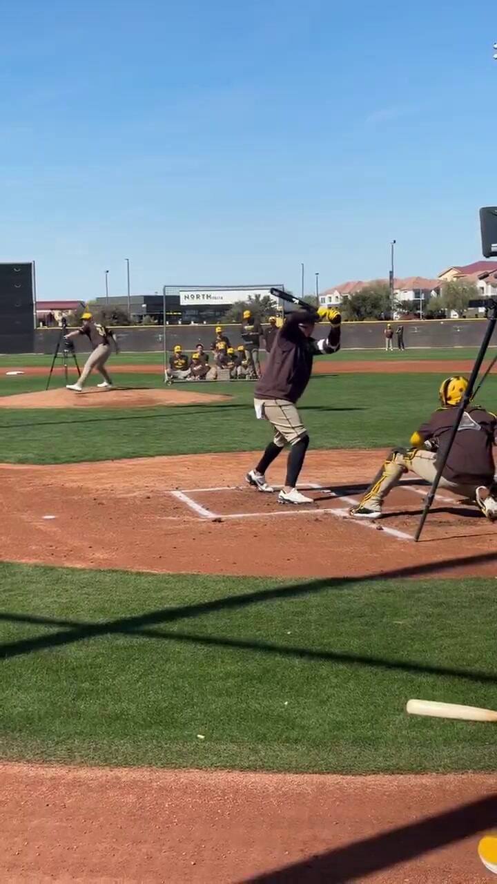 Yuri Gurriel Entrena Con Los Padres De San Diego En Busca De Un Lugar En Su Roster