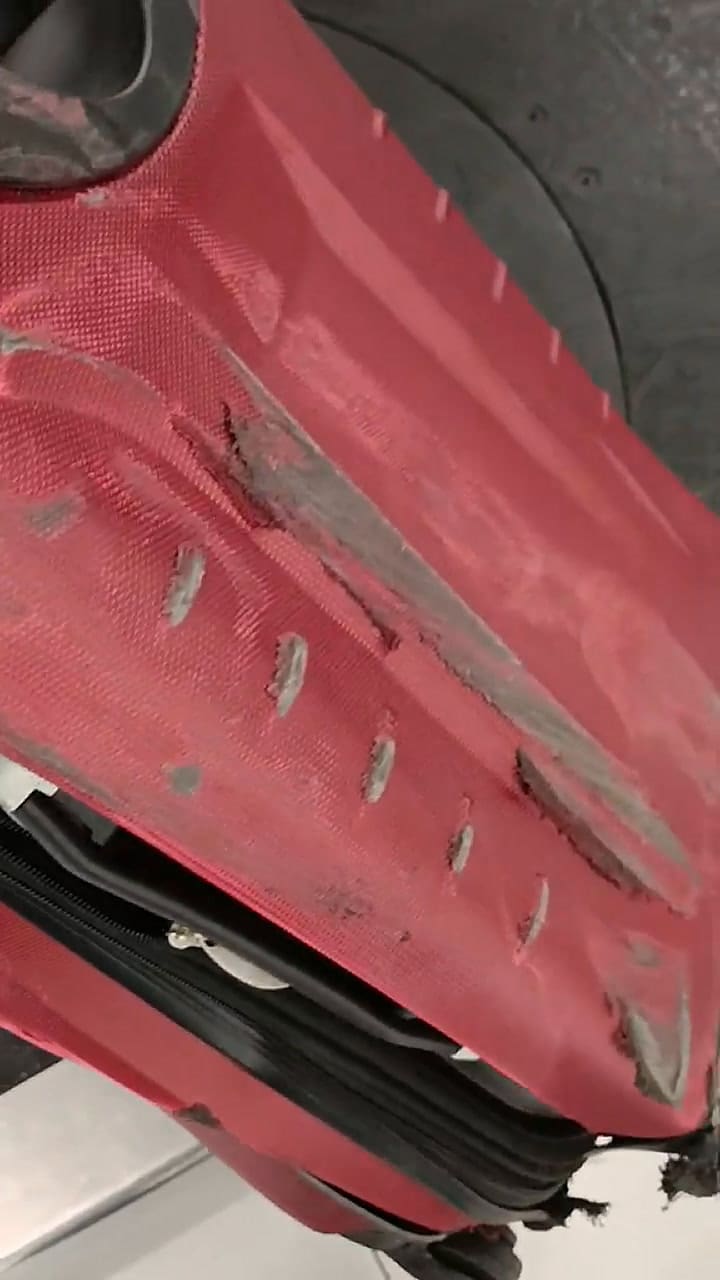 Fue de viaje y encontró su valija destrozada