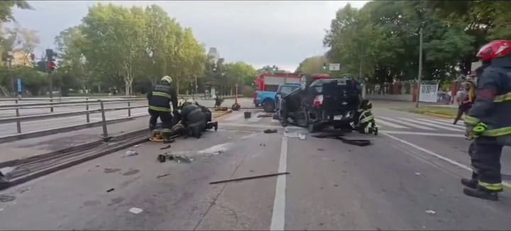 Un auto, con 9 personas a bordo, volcó tras chocar una parada del Metrobús