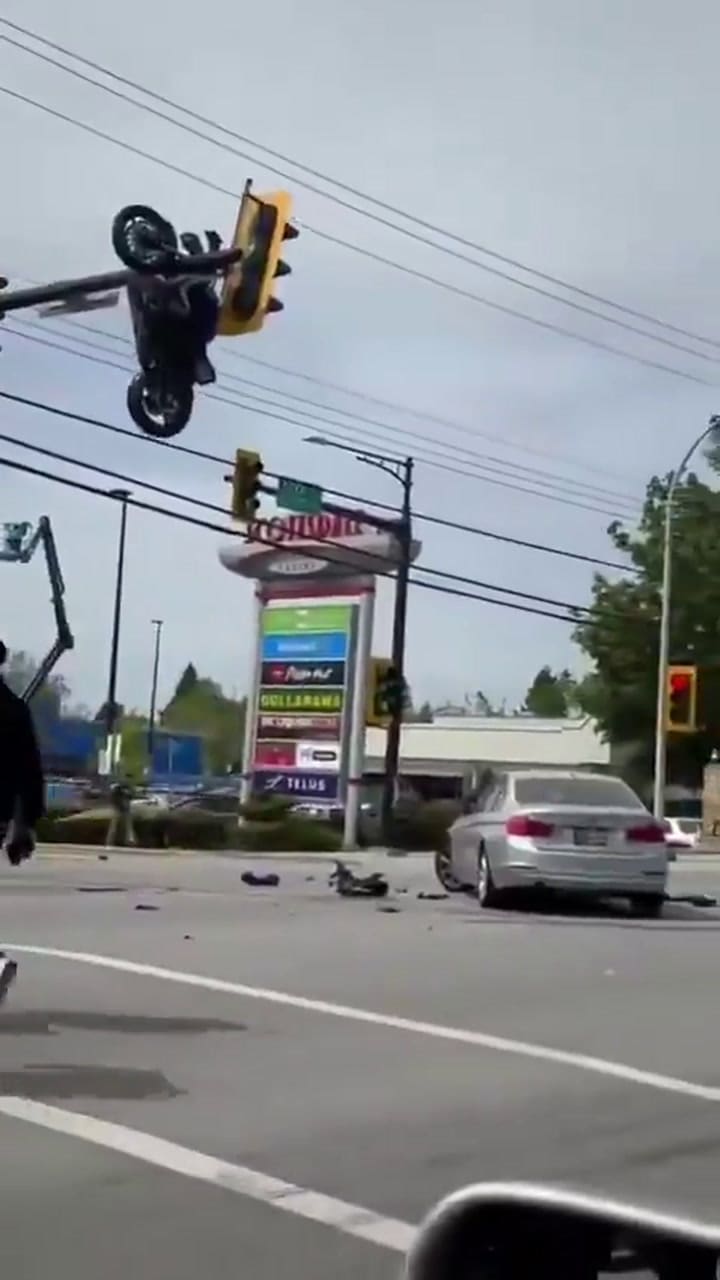 Canadá: chocó contra un auto, salió volando por los aires y su moto terminó colgada de un semáforo