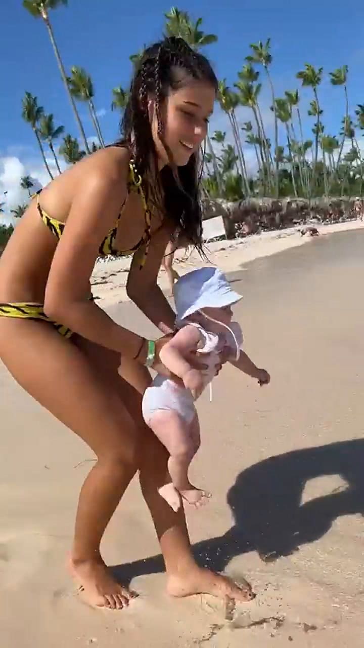 Ana García Moritán, la hija de Pampita y Roberto, disfrutando con su hermana en el Caribe