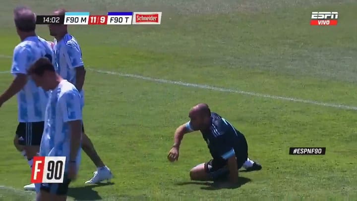 La insólita patada de Oscar Ruggeri en el partido de F90